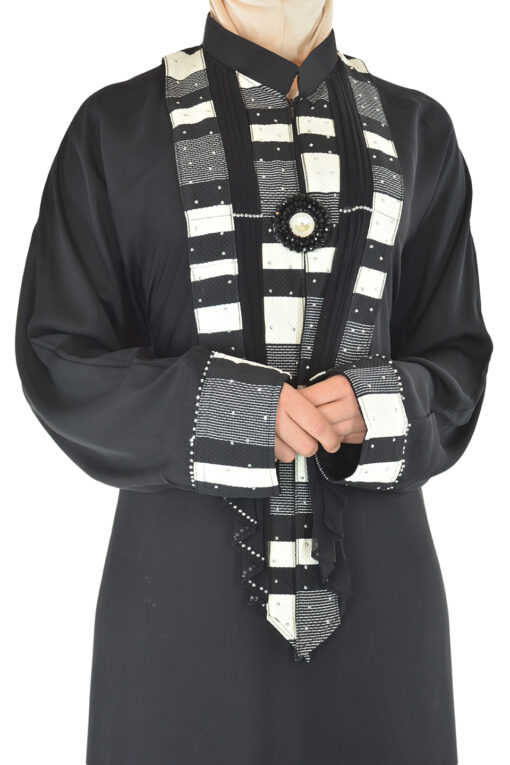 Ruya - Black and White Abaya Close up